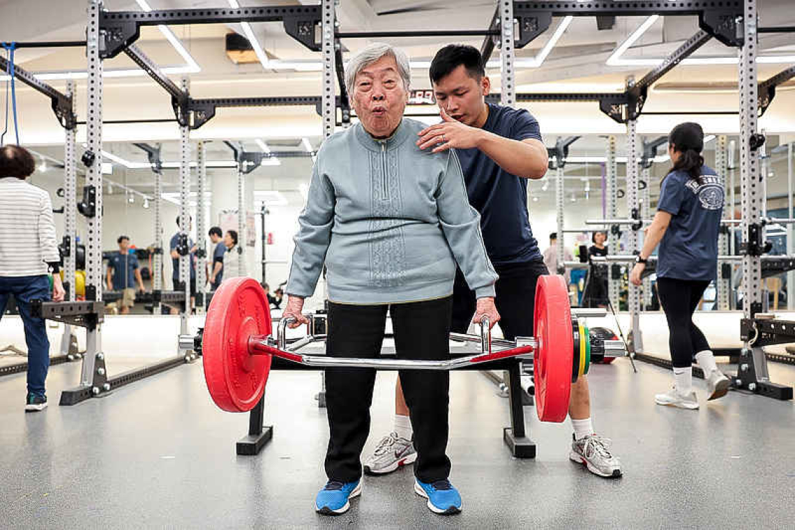 Weightlifting Taiwan granny  garners cheers, health benefits